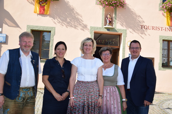 Ortsvorsitzender Sigi Lösch und Stadträtin Sandra Schmid mit Petra Högl, Hannelore Langwieser und Andreas Diermeier