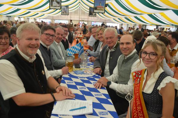 Von links: CSU-Ortsvorsitzender Siegfried Lösch, Stellv. Landrat Manfred Jackermeier, Landrat Christian Nerb, Stellv. CSU-Ortsvorsitzender Tobias Schweiger, Bürgermeister Maximilian Sedlmeier, CSU-Kreisvorsitzende Petra Högl MdL, Alois Rainer, Drei-Burgen