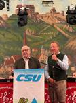 Landrat Martin Neumeyer spricht ein Grußwort
